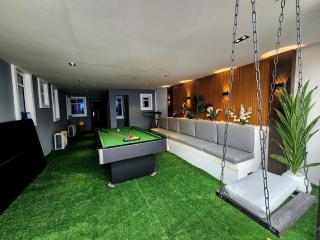 Spacious, Private 3 Bedroom Apartment with Lounge - 7