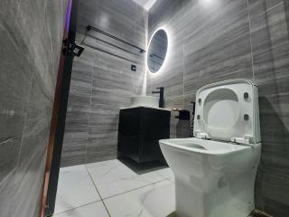 Spacious, Private 3 Bedroom Apartment with Lounge - 6