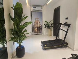 Spacious, Private 3 Bedroom Apartment with Lounge - 4