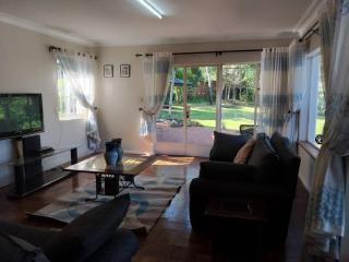 Colourful Suburban Oasis - 8