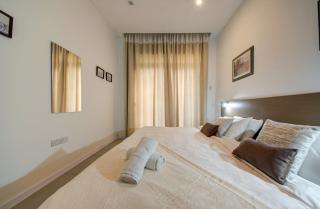 St Julian's 2Br Terrace Suite with Private Jacuzzi - 8
