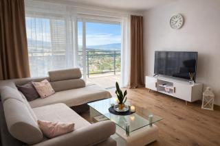 Modern Smart Apartment, Garage & City View - 9