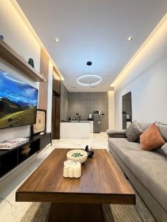 Luxury 2BR Apartment -Prime Area - 7