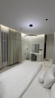 Luxury 2BR Apartment -Prime Area - 4