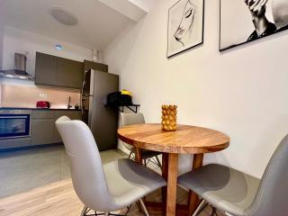 Luxury Suites Royal by Rikas Hotels - 1