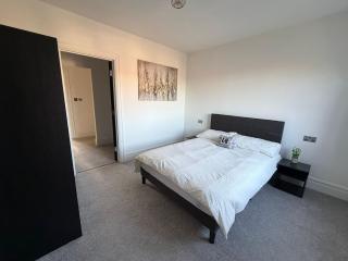 Stylish 5-Bed Home Minutes from Windsor Castle - 9