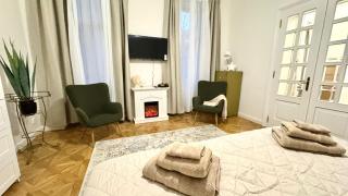 Night next to the Museum - 8