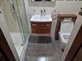 5 Bed 5 Bath Luxury Home Near Heathrow Free Parking - 4