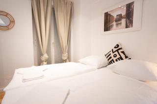 Central City Apartment for 8 in Hamburg - 1