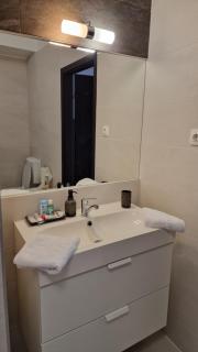 Queen Elizabeth Apartment - 1