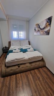 Queen Elizabeth Apartment - 3