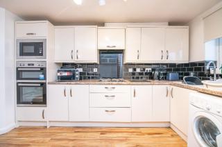 5 bed house with free secure parking in pleasant quiet location - 9