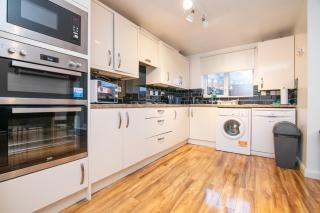 5 bed house with free secure parking in pleasant quiet location - 0