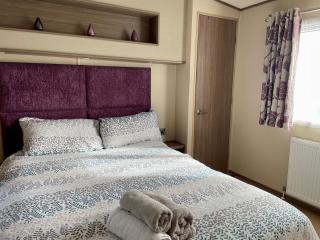 Lake Front 2 Bed Caravan, South Cerney - 9
