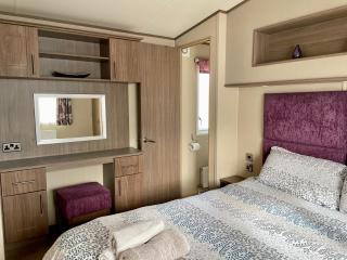 Lake Front 2 Bed Caravan, South Cerney - 6