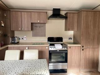 Lake Front 2 Bed Caravan, South Cerney - 3