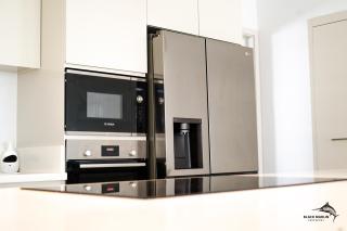 Black Marlin Apartments - 8