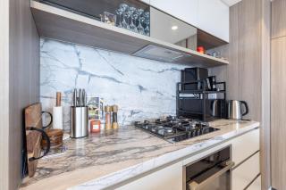 Luxury 50th Floor 2BR at Queens Wharf with Parking - 3