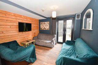 Spacious 7 Bedroom Budget Apartment in Headingley - 1