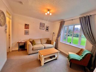 Stylish 1 Bedroom Apartment with Free Parking and Links to London & Essex - 7