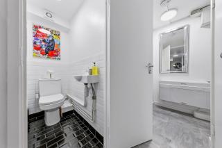 New Modern Hybrid 4 Bedrooms 7 Bed apartment 12 guest capacity - 1