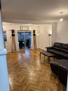 Spacious 4-Bedroom Home in Ashford, Kent - Perfect for Families and Groups - 6