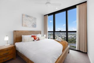 Luxury 50th Floor 2BR at Queens Wharf with Parking - 1