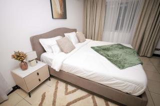 Luxury 3BR Alema Court, Pool & Airport Close - 3