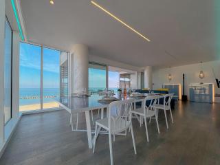 Appartamento Elegante e Spazioso con Vista Mare by Host Hero - 2