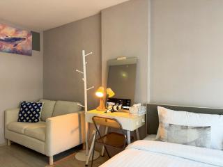 Spacious Studio Near BTS Kitchen & Washer - 5