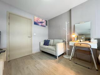 Spacious Studio Near BTS Kitchen & Washer - 9