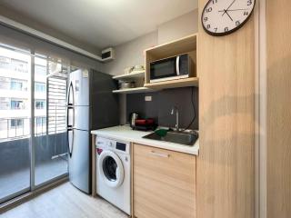 Spacious Studio Near BTS Kitchen & Washer - 1
