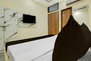 Hotel O S Town Guest House - 9