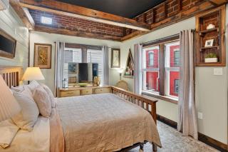 Stylish Retro Stay, Columbia House Unit D apts - 6