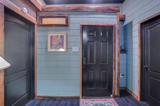 Stylish Retro Stay, Columbia House Unit D apts - 3