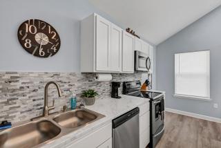 Modern Couples Retreat , Lakefront, Private Dock - 5