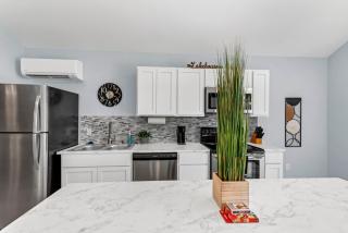 Modern Couples Retreat , Lakefront, Private Dock - 3