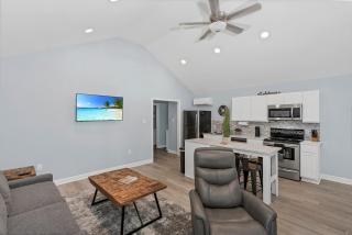 Modern Couples Retreat , Lakefront, Private Dock - 2