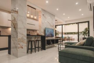 Luxury Apartment Moments from the Promenade - 3