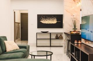 Luxury Apartment Moments from the Promenade - 8