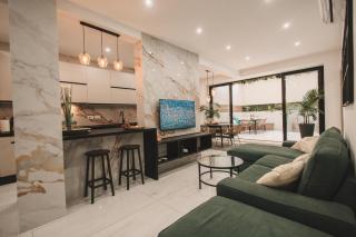 Luxury Apartment Moments from the Promenade - 9