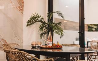 Luxury Apartment Moments from the Promenade - 5