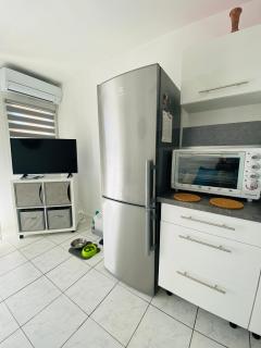 V0742 - T2 climatisé front de mer avec terrasse et une place parking - 1