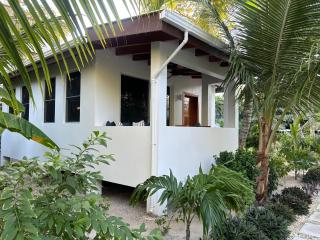 Weezie's Ocean Front Hotel and Garden Cottages - 3