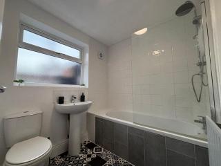 4-Bed - 3 En-Suites - Central Darlington - 4