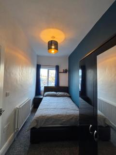 4-Bed - 3 En-Suites - Central Darlington - 3