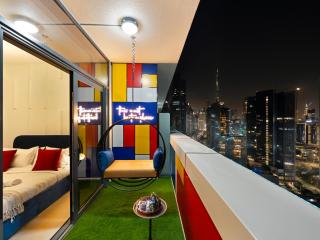 Modern High-Floor Apartment with Burj Khalifa View by Dejaview Stays - 8