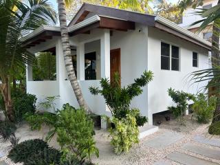 Weezie's Ocean Front Hotel and Garden Cottages - 9