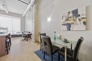 Beautiful Downtown Apartment with Pool, Parking, Laundry - 8