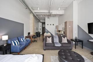 Beautiful Downtown Apartment with Pool, Parking, Laundry - 2